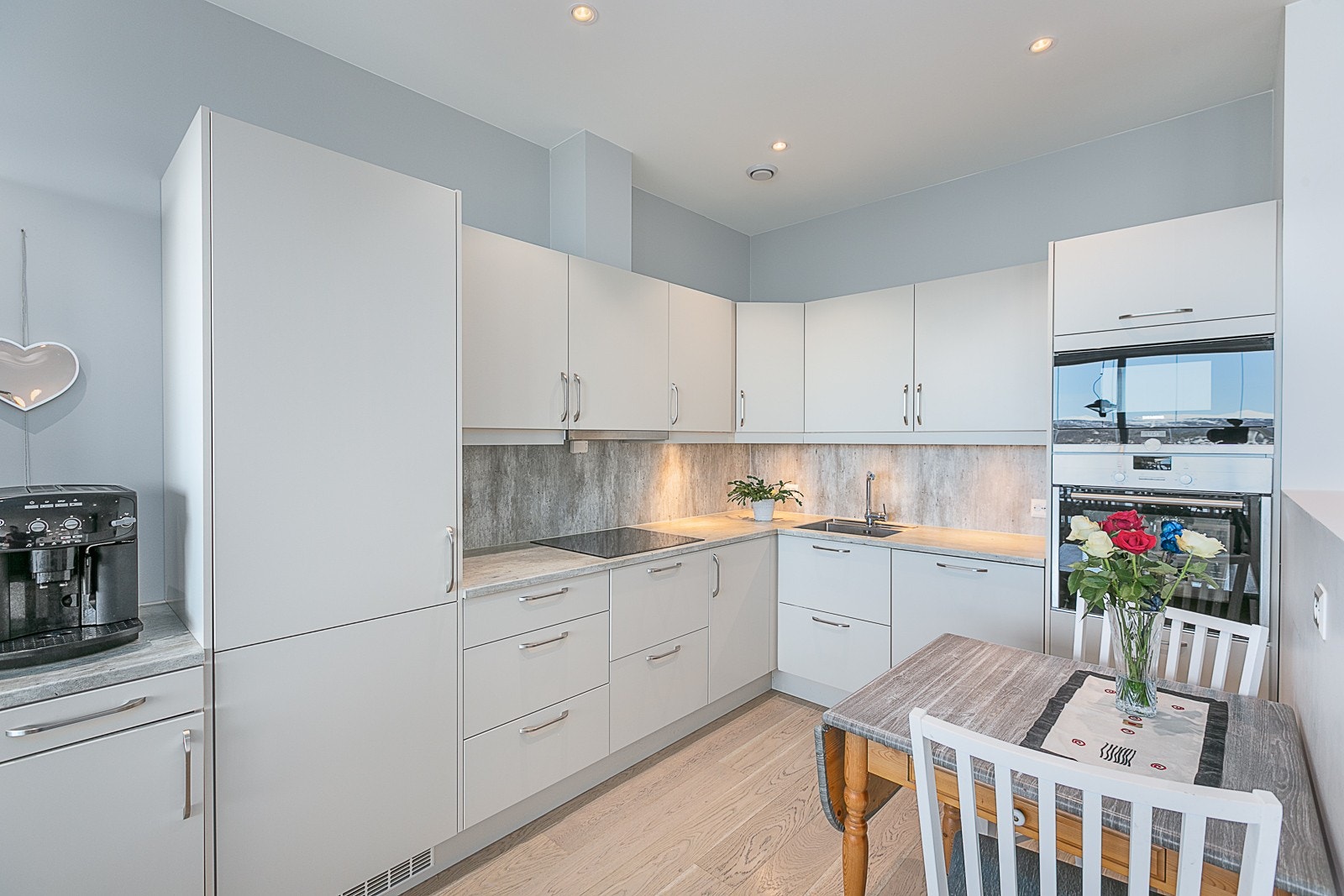 Lekkert og moderne kjøkken med integrerte hvitevarer. Galleribilde