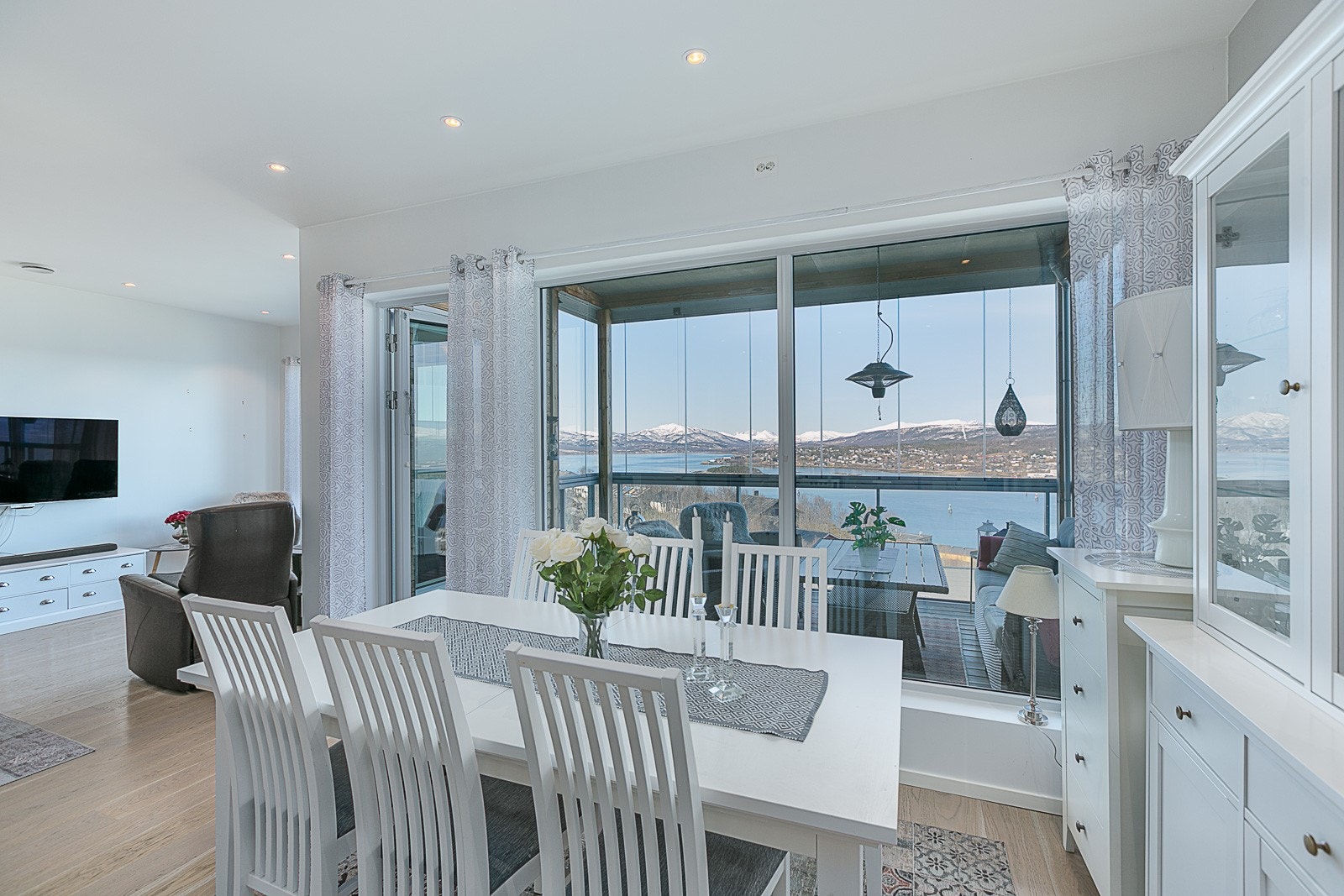 Stor innglasset balkong med tilkomst fra stue. Galleribilde