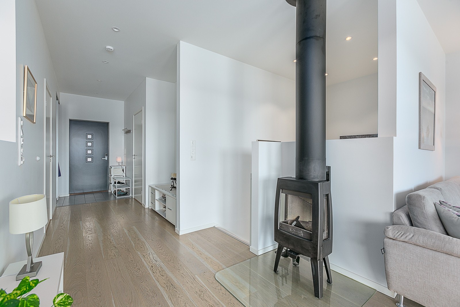 Vedfyring i stue. Galleribilde