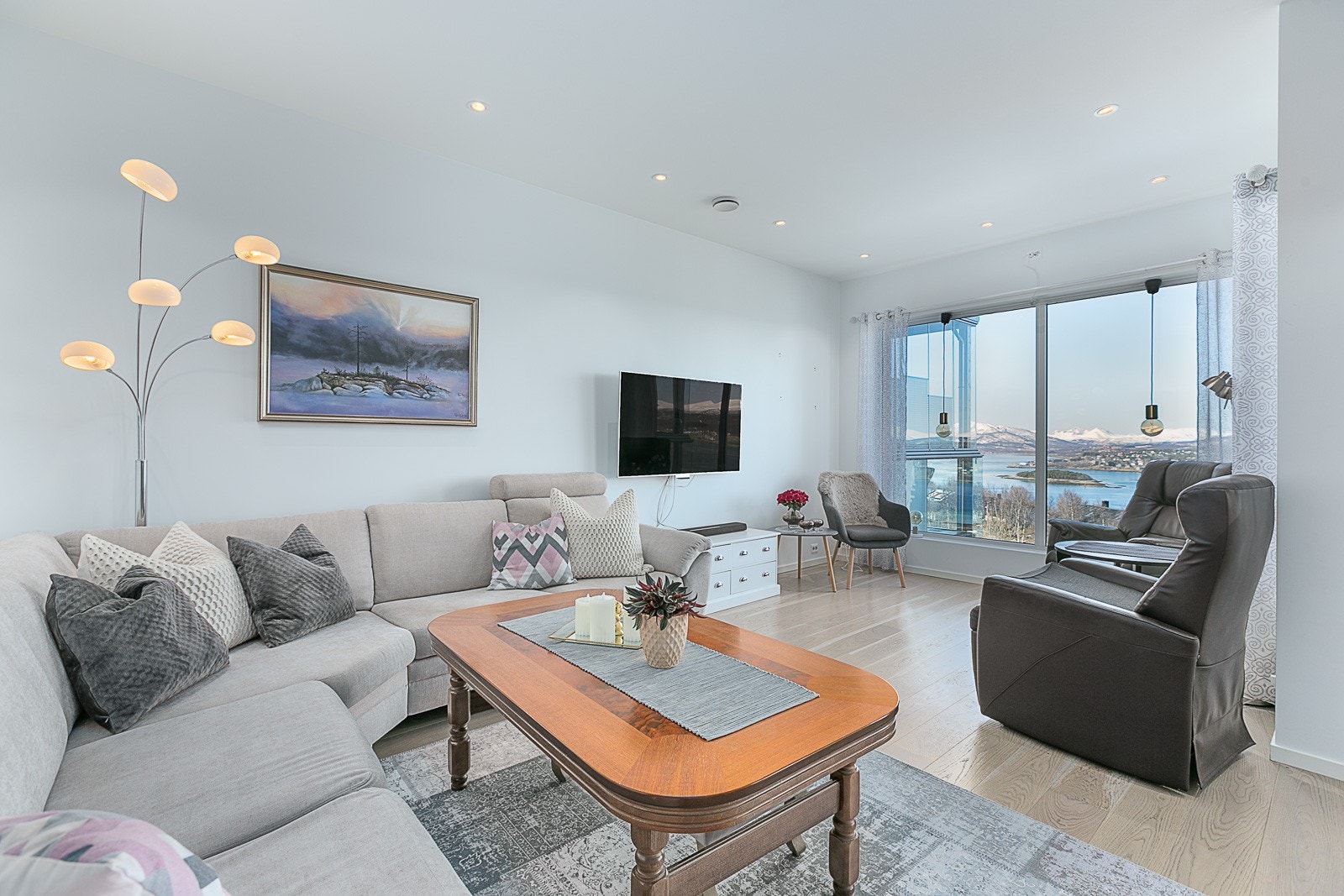 Boligen har gjennomgående lyse overflater, downlights i taket og listefritt. Galleribilde