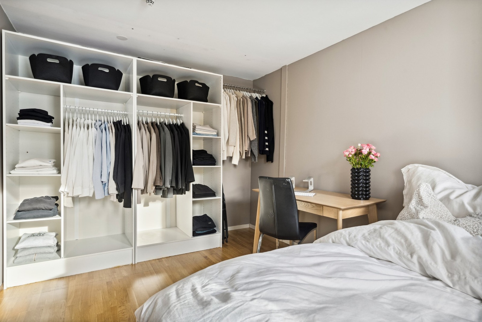 Soverommet er innredet med stor garderobe. Galleribilde