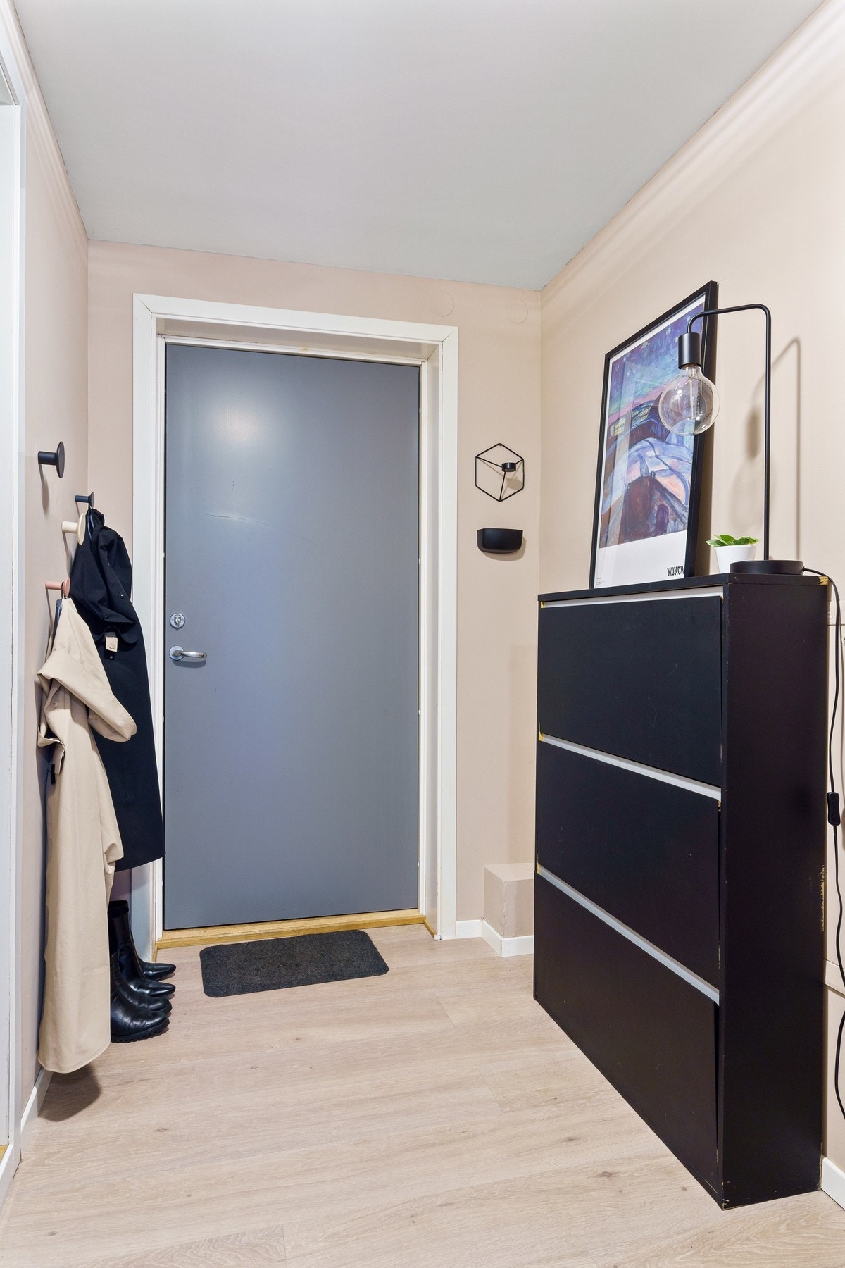 Entre med flere oppbevaringsmuligheter. Galleribilde