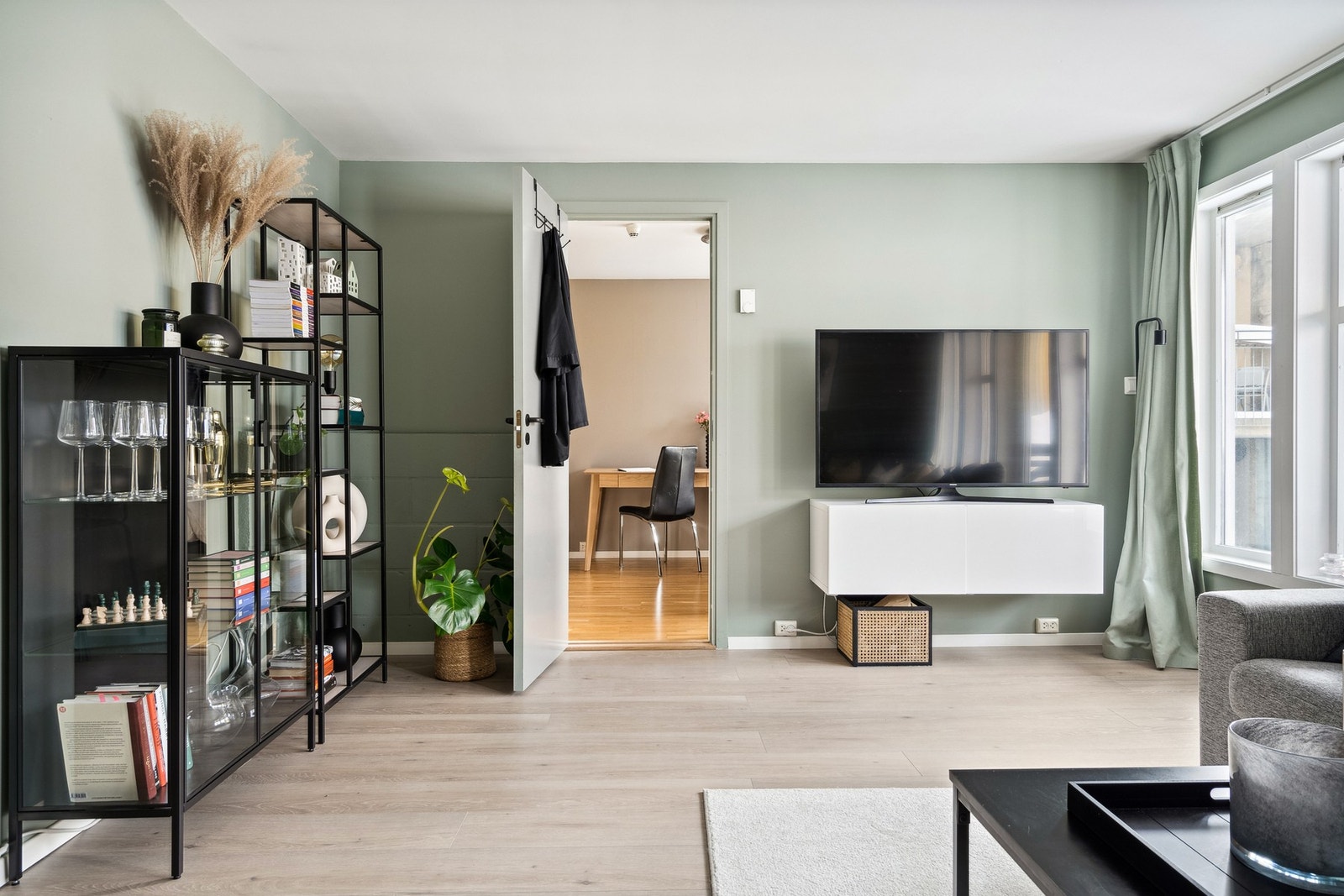 Leiligheten er innredet i moderne og tidsriktige fargevalg. Galleribilde