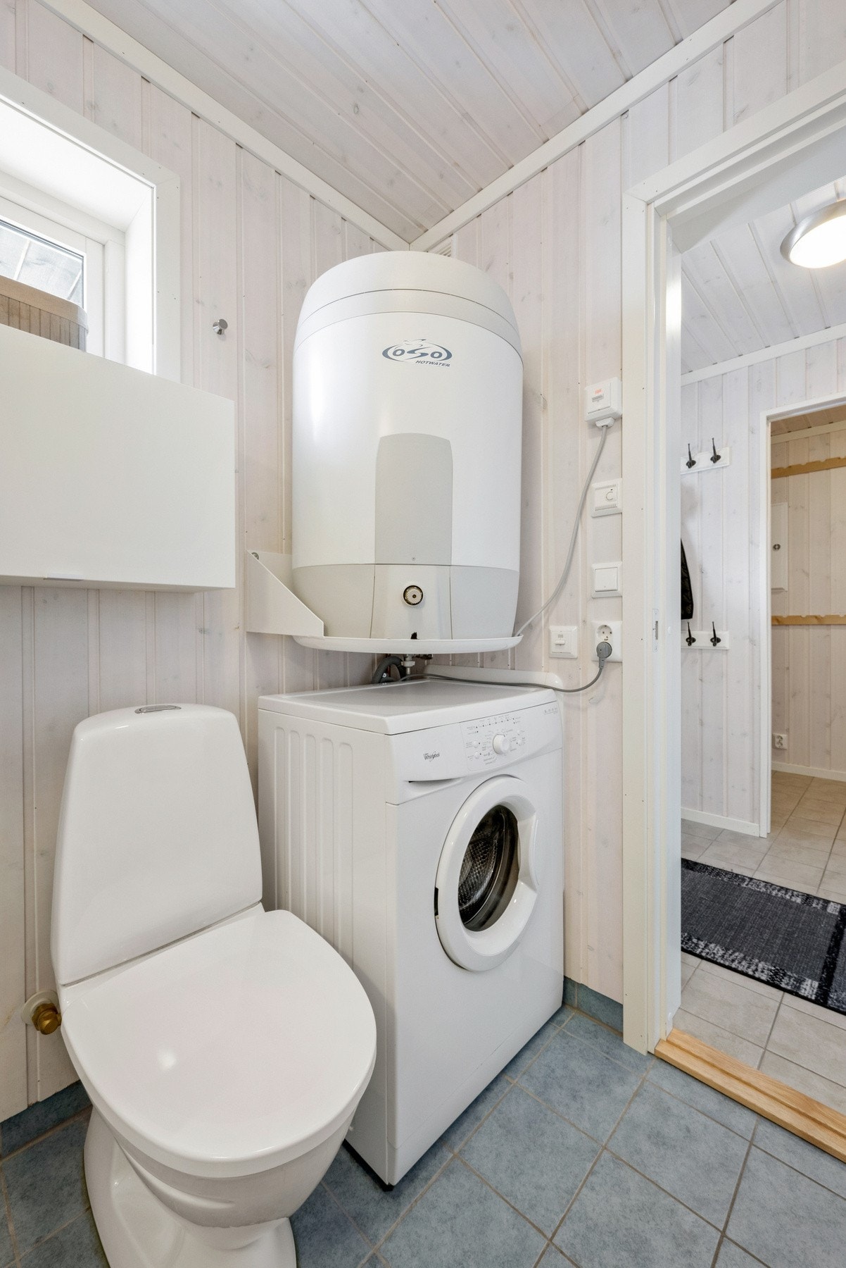 Badet er utstyrt med servantskap, dusjkabinett, wc, bereder og opplegg for vaskemaskin. Galleribilde