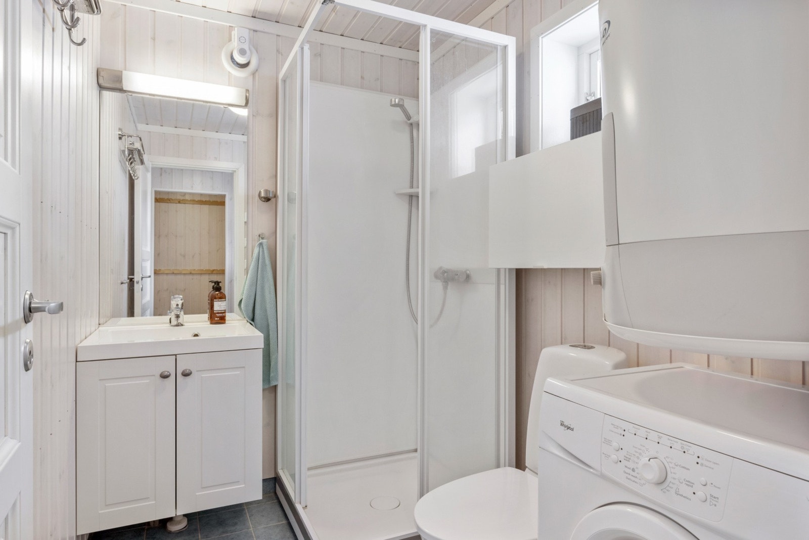 Badet er på 3,5 kvm og har varmekabler i gulv. Galleribilde