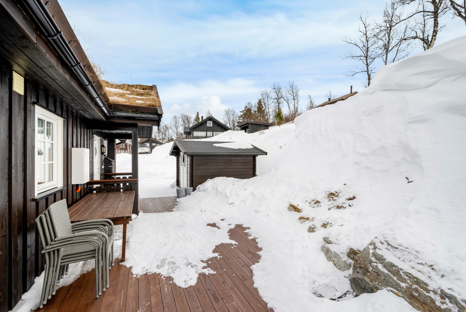 Hytta har et flott inngangsparti med takoverbygg og terrasse. Galleribilde