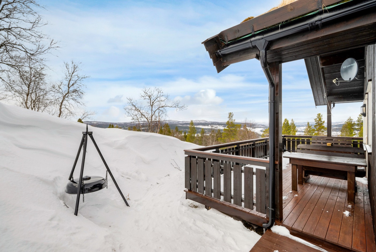 Fra stue er der det utgang til veranda med takoverbygg. Galleribilde