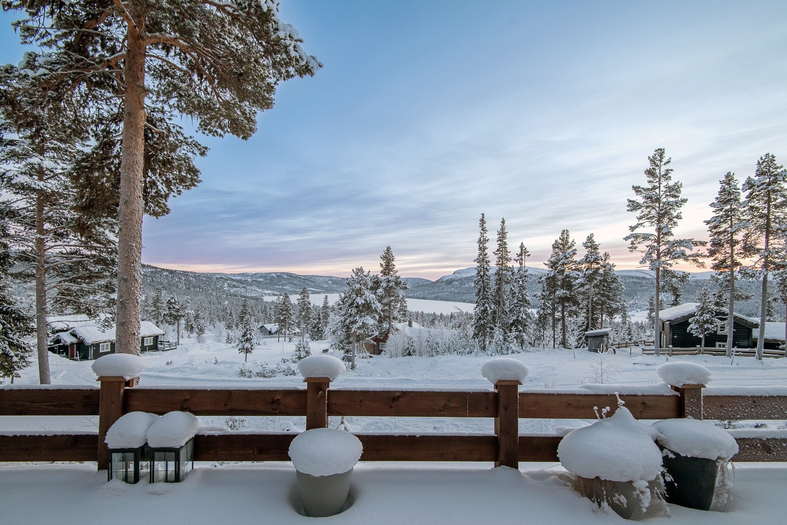 Hytta ligger fint og skjermet til øverst i hyttefeltet med romslig gårdsplass, skog mot nord og fantastisk utsikt mot idylliske Gålåvannet mot sør Galleribilde