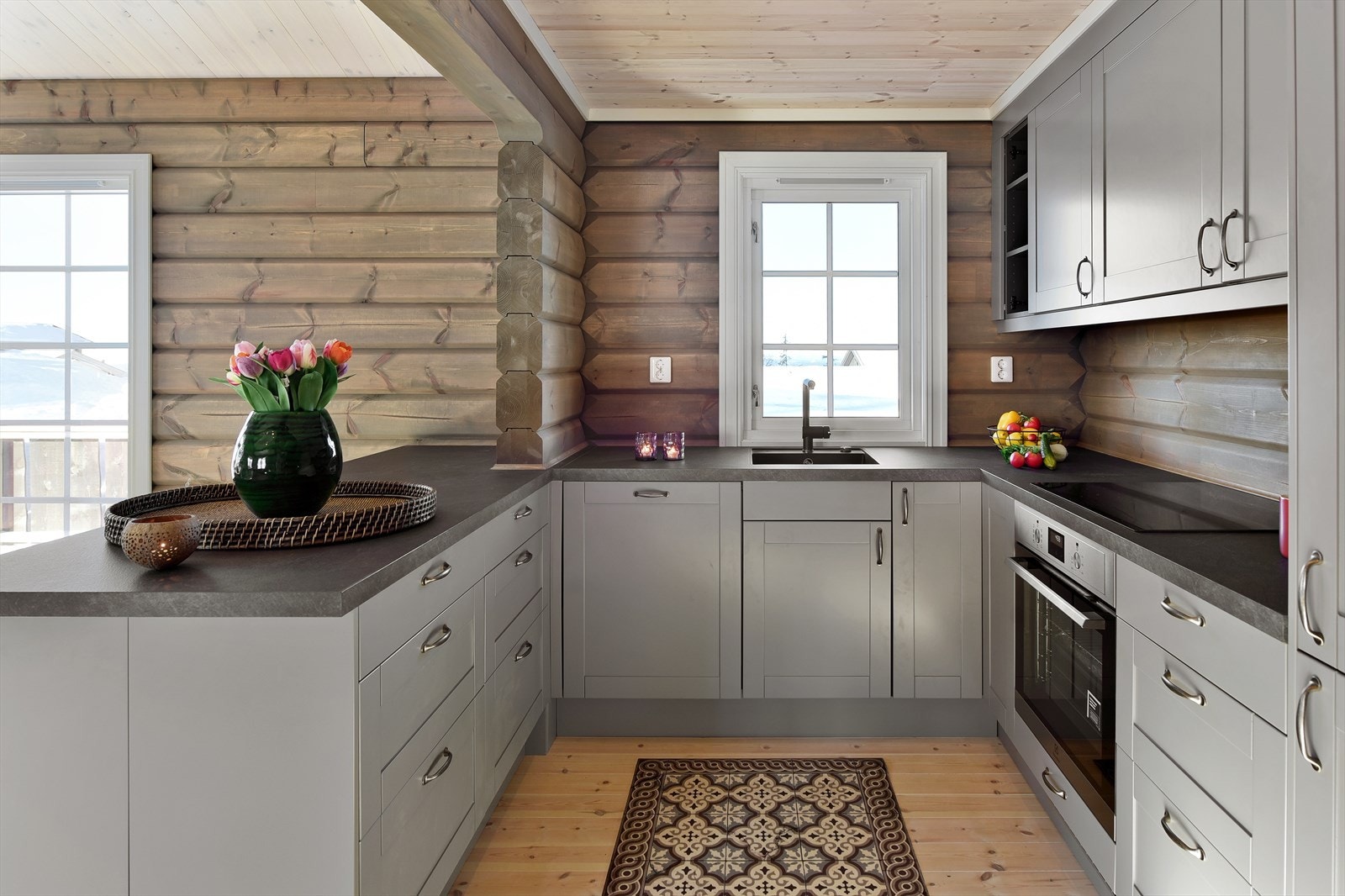 Kjøkkenet er i åpen løsning mot stuen og inneholder alt hva et moderne kjøkken skal inneholde Galleribilde