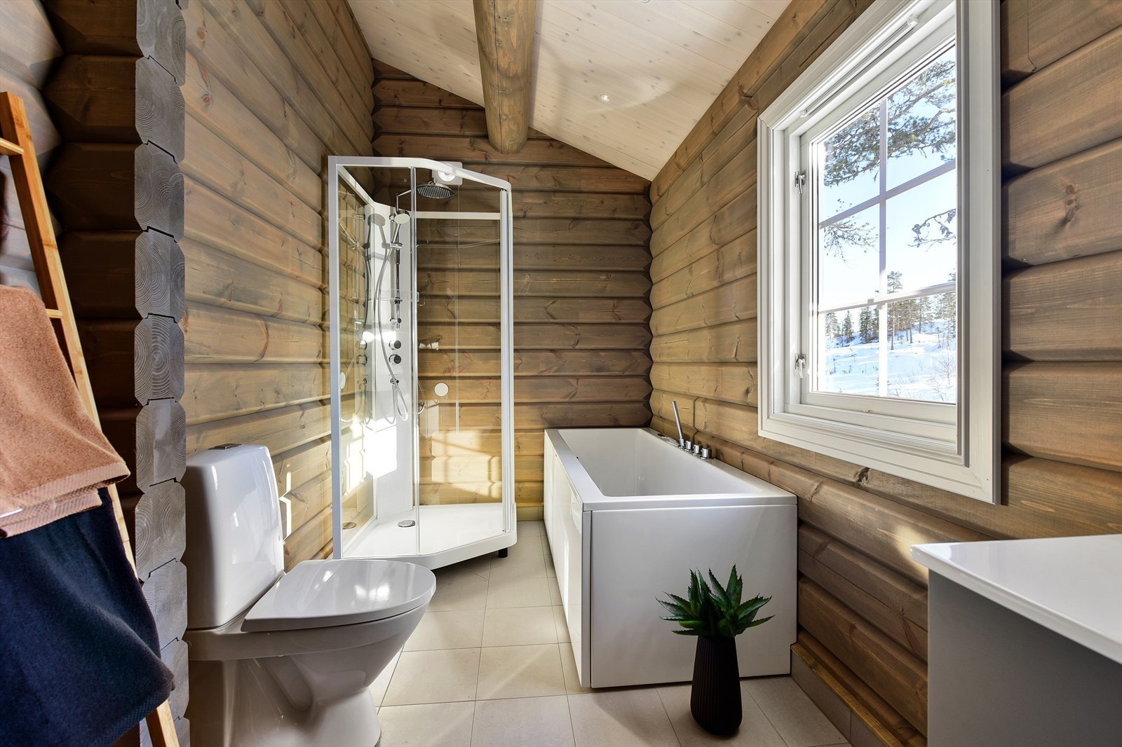 Badet har flislagt gulv med varmekabler og tømmervegger. I tillegg til øvrig nødvendig utstyr. Galleribilde