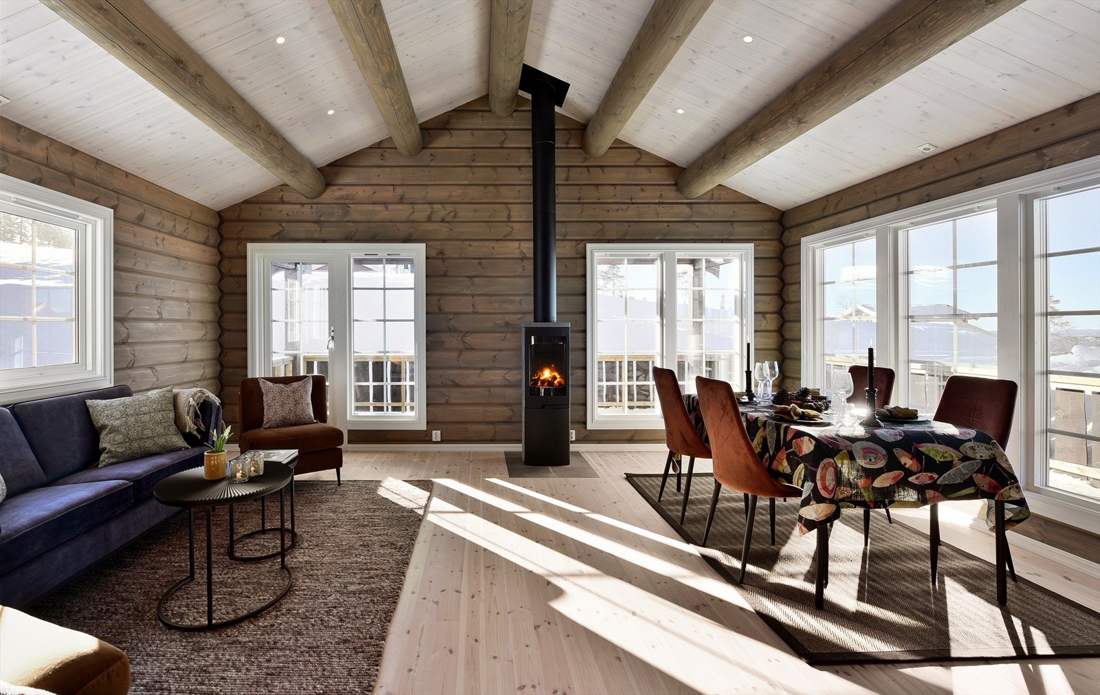 Stue og kjøkken har røstet tak og store vindusflater. Nyt! Galleribilde