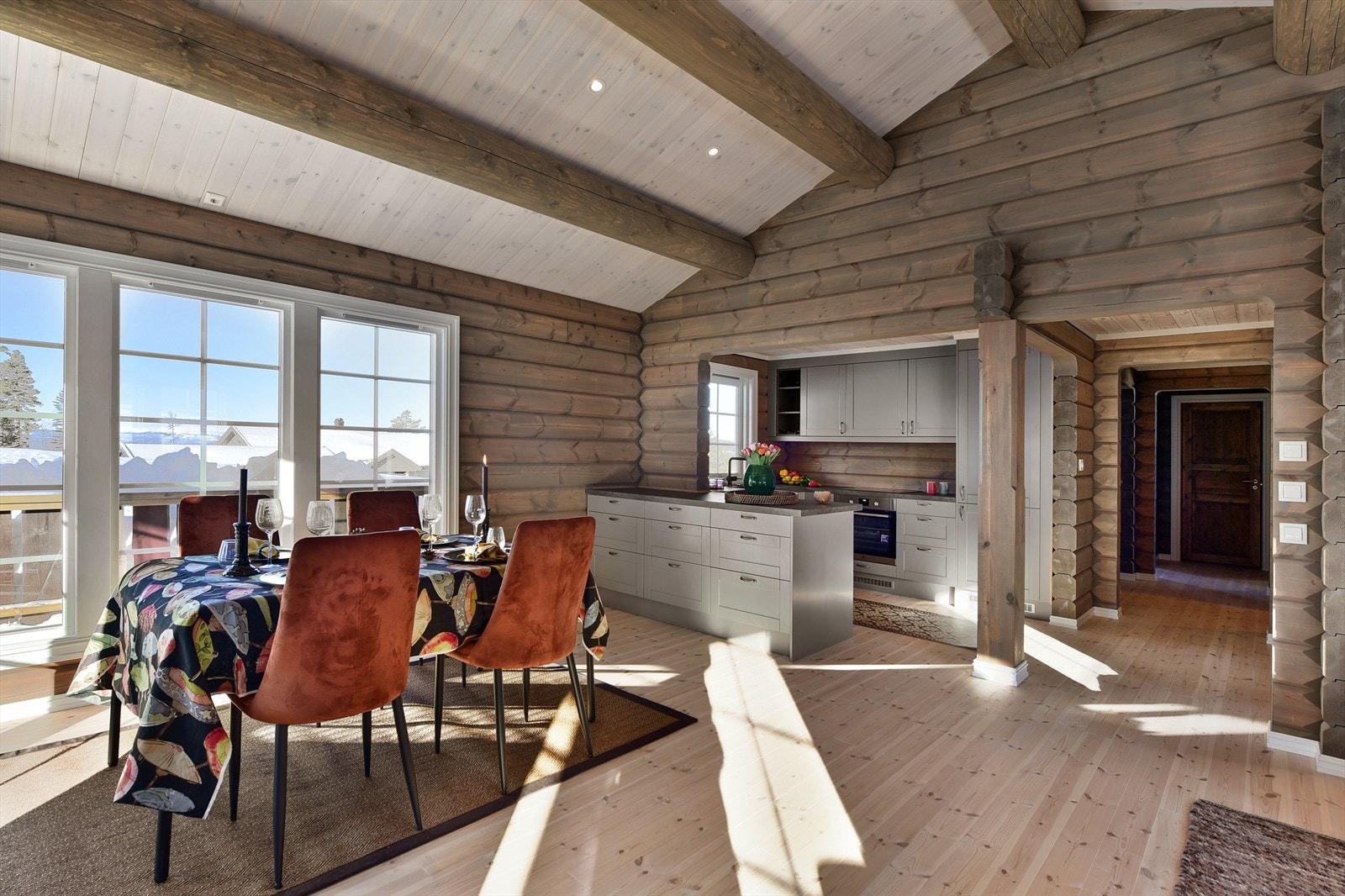 Fra hallen kommer man inn i stuen som har store vindusflater mot vest. Galleribilde