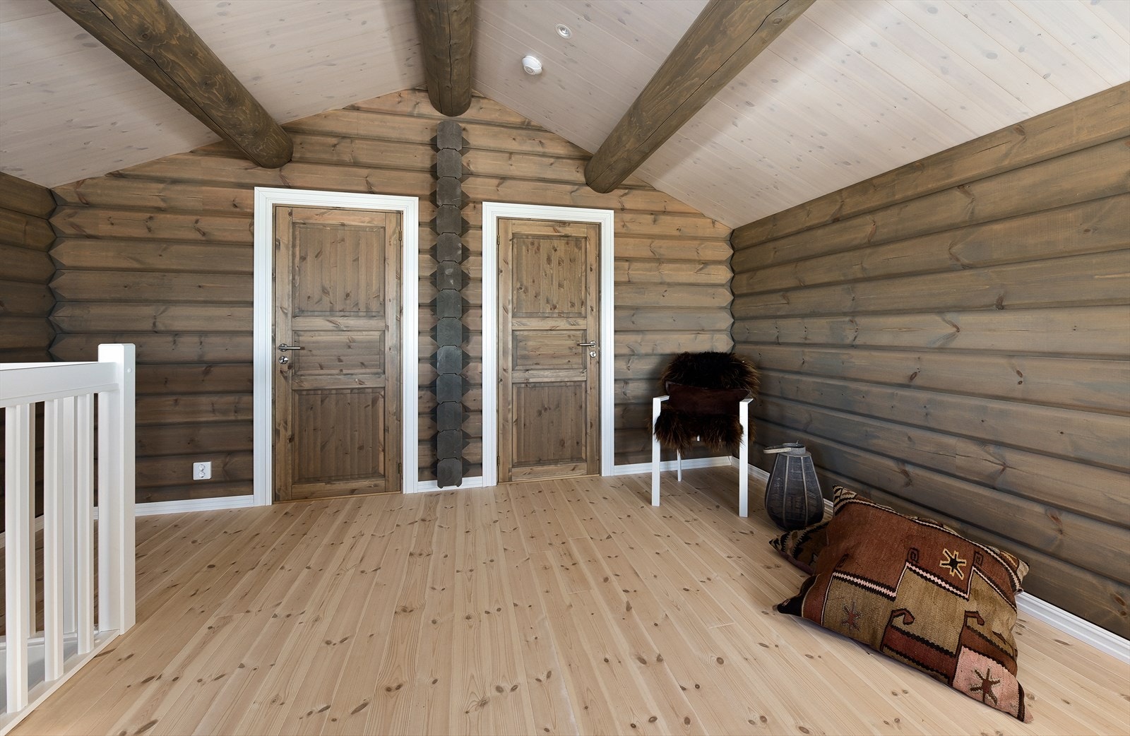 I andre etasje er det to soverom, i tillegg til loftstuen som kan benytte på ulike måter. Galleribilde