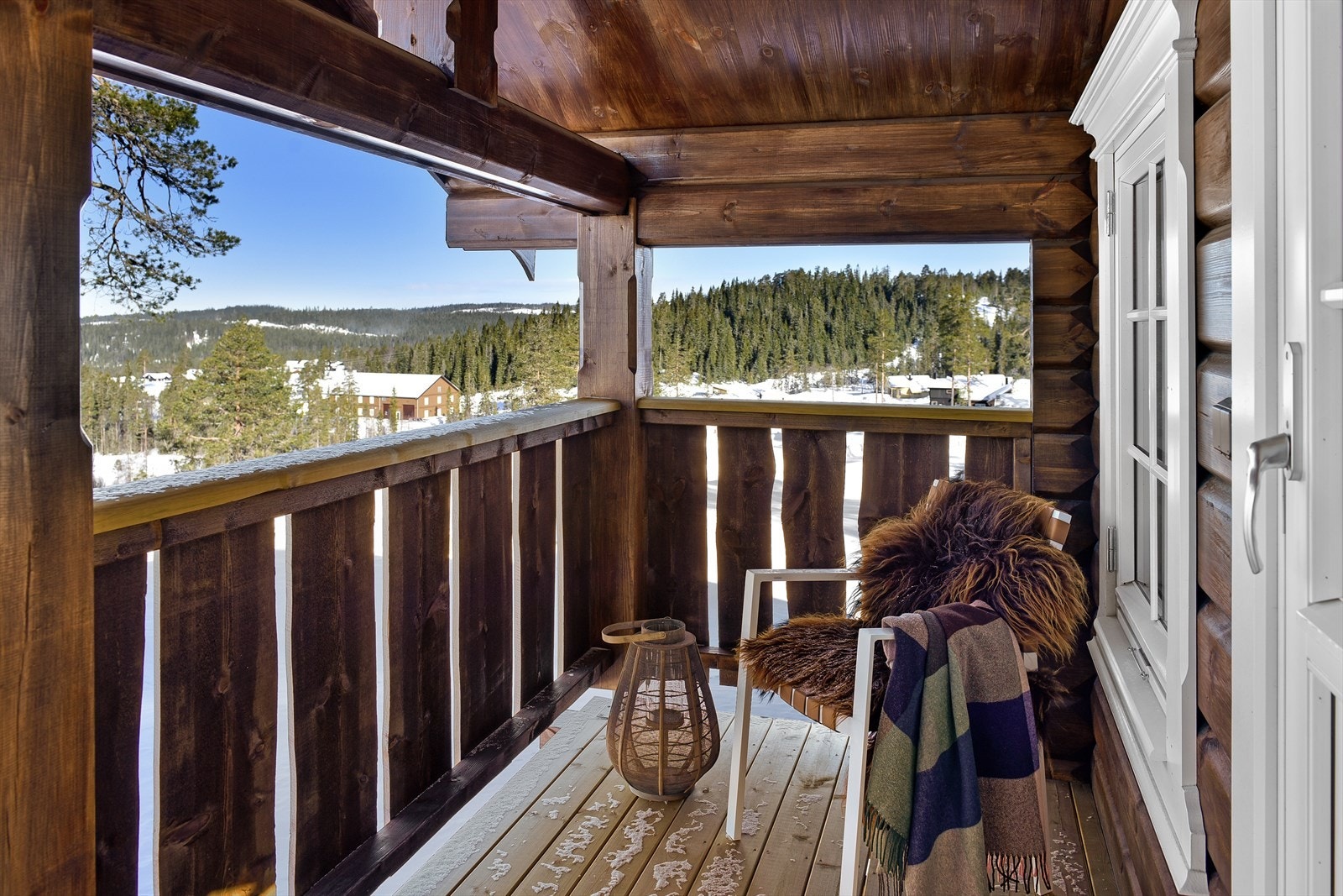 Her kan man nyte de flotte solnedgangene i vest. Og de er det mange av.... Galleribilde