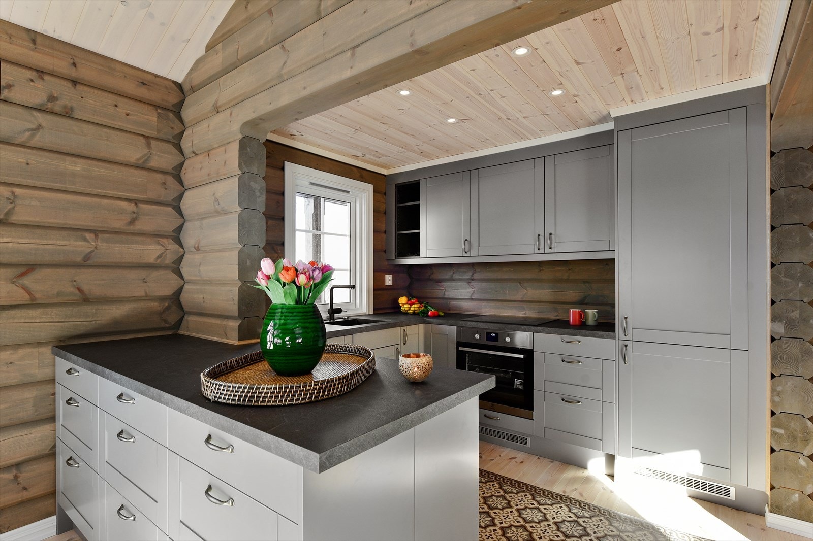 Øya ut mot stuedelen fungerer som oppbevaring og er en sosial sone når man har gjester. Galleribilde