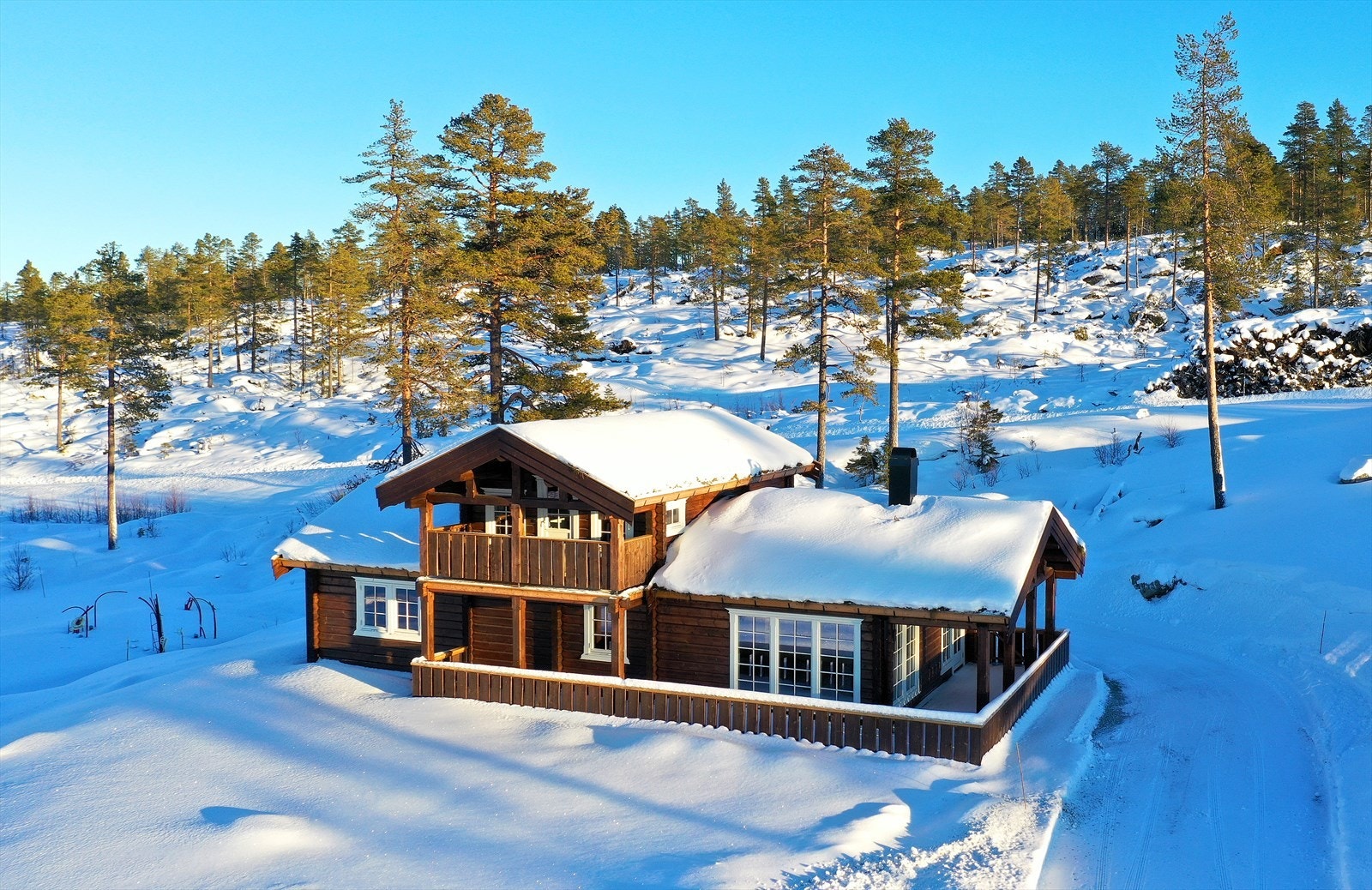 Eiendommen har nydelig beliggenhet, høyt i terrenget, noe som gir gode solforhold og flott utsikt over Hadeland og fjellene i vest. Galleribilde