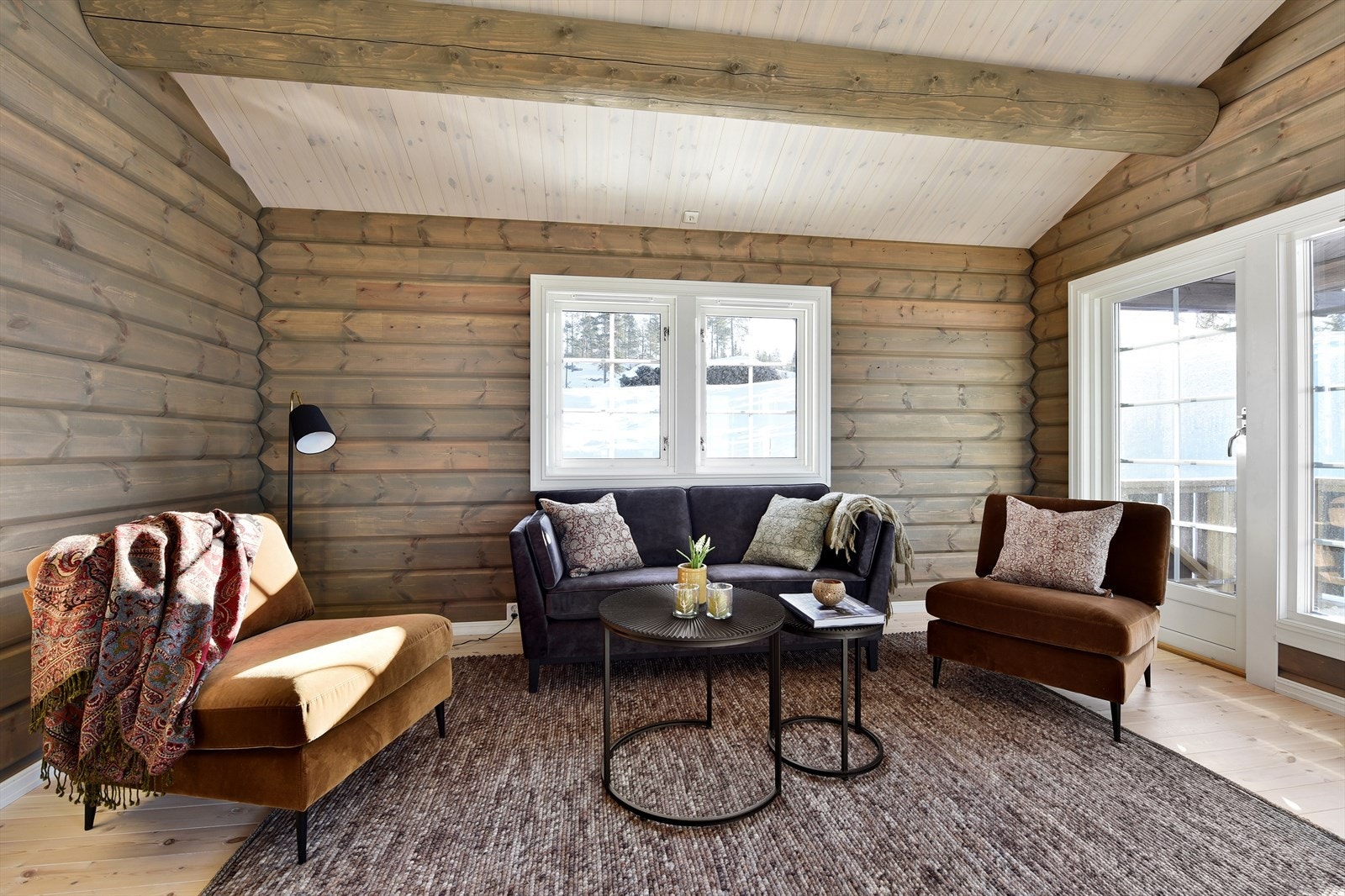 Fa stuen er det utgang via glassdør til terrassen. Galleribilde