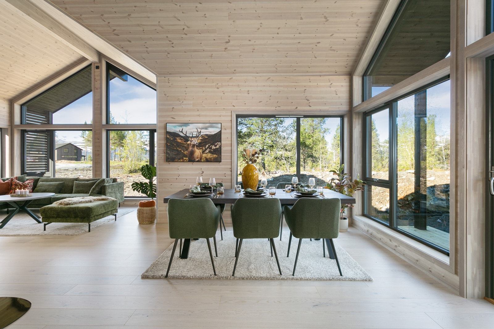 Bilde fra annet prosjekt. Den åpne løsningen mellom kjøkken og stue gir godt med plass for å samle familie og venner. Galleribilde