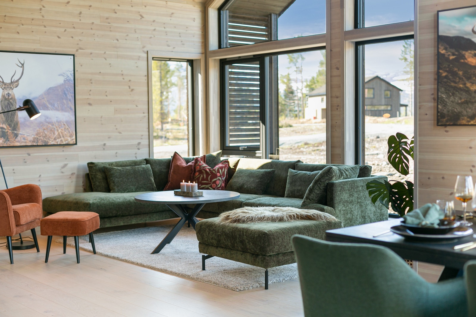 Bilde fra annet prosjekt. Stuen har store vinduer som slipper inn godt med lys. Galleribilde