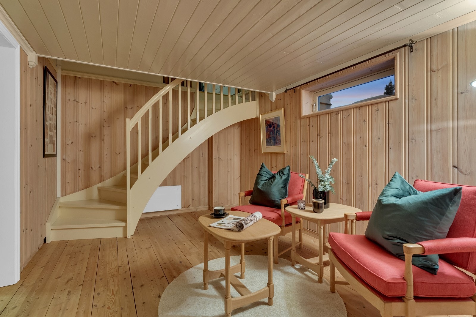 Trappegang ned til kjelleren. Her kan det innredes med en koselig sittegruppe, hvor det er mulig å lese en god bok i fred og ro. Galleribilde