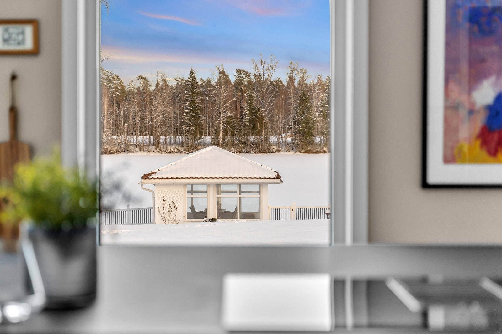 Fra kjøkkenet er det utsikt til det flotte lysthuset nede ved vannkanten. Galleribilde