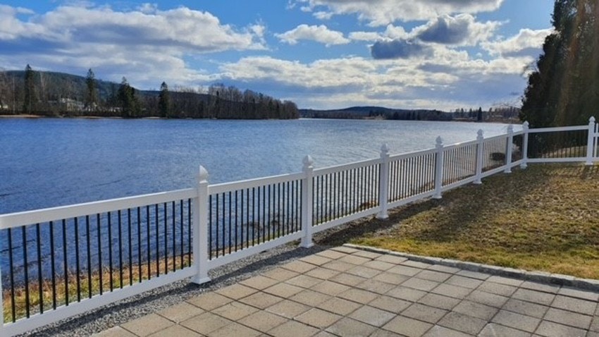 Sommerbilder tatt av selger- Standlinje og flott utsikt over vannet. Galleribilde