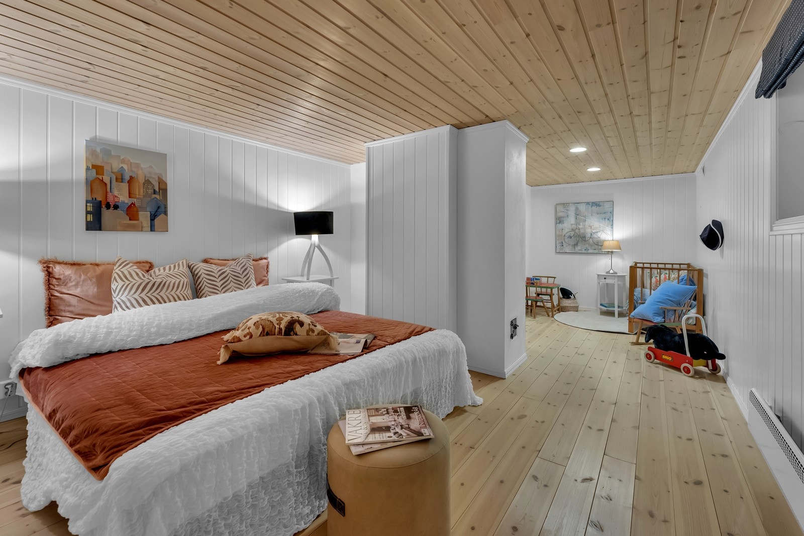 Rommets planløsning gjør at det enkelt kan dels inn i to soner. En "soveavdeling" og en avdeling for f.eks.babyrom, et hjemmekontor, en liten tv-stue eller lignende. Galleribilde