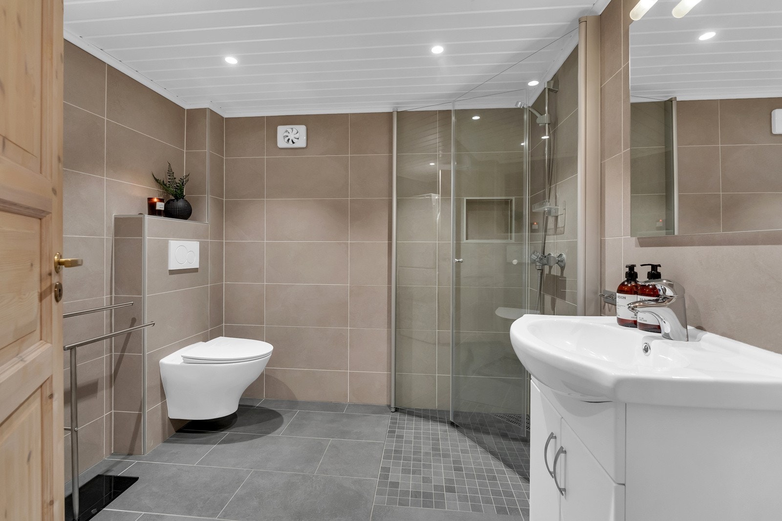 Badet i kjelleren ble også pusset opp i 2018. Baderomsinnredning på dette badet består av benkeskap med glatte fronter og speil med belysning over servant. Galleribilde