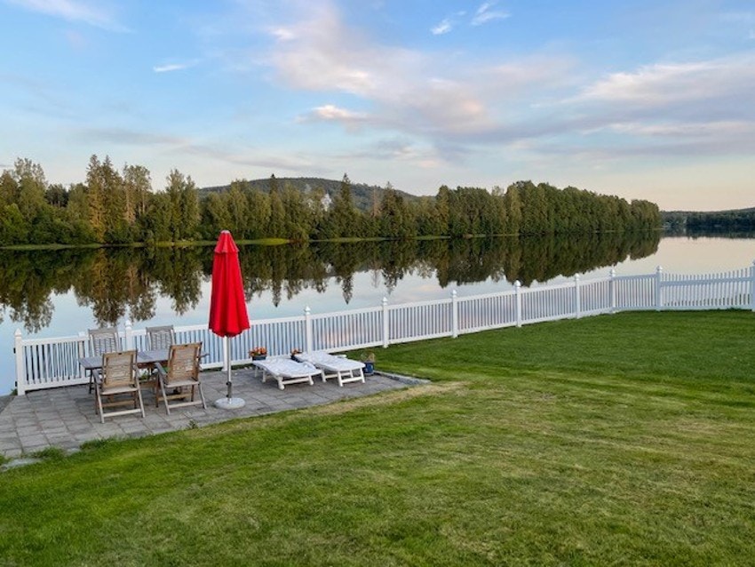 Sommerbilder tatt av selger- Uteplass for soling på varme sommerdager. Galleribilde