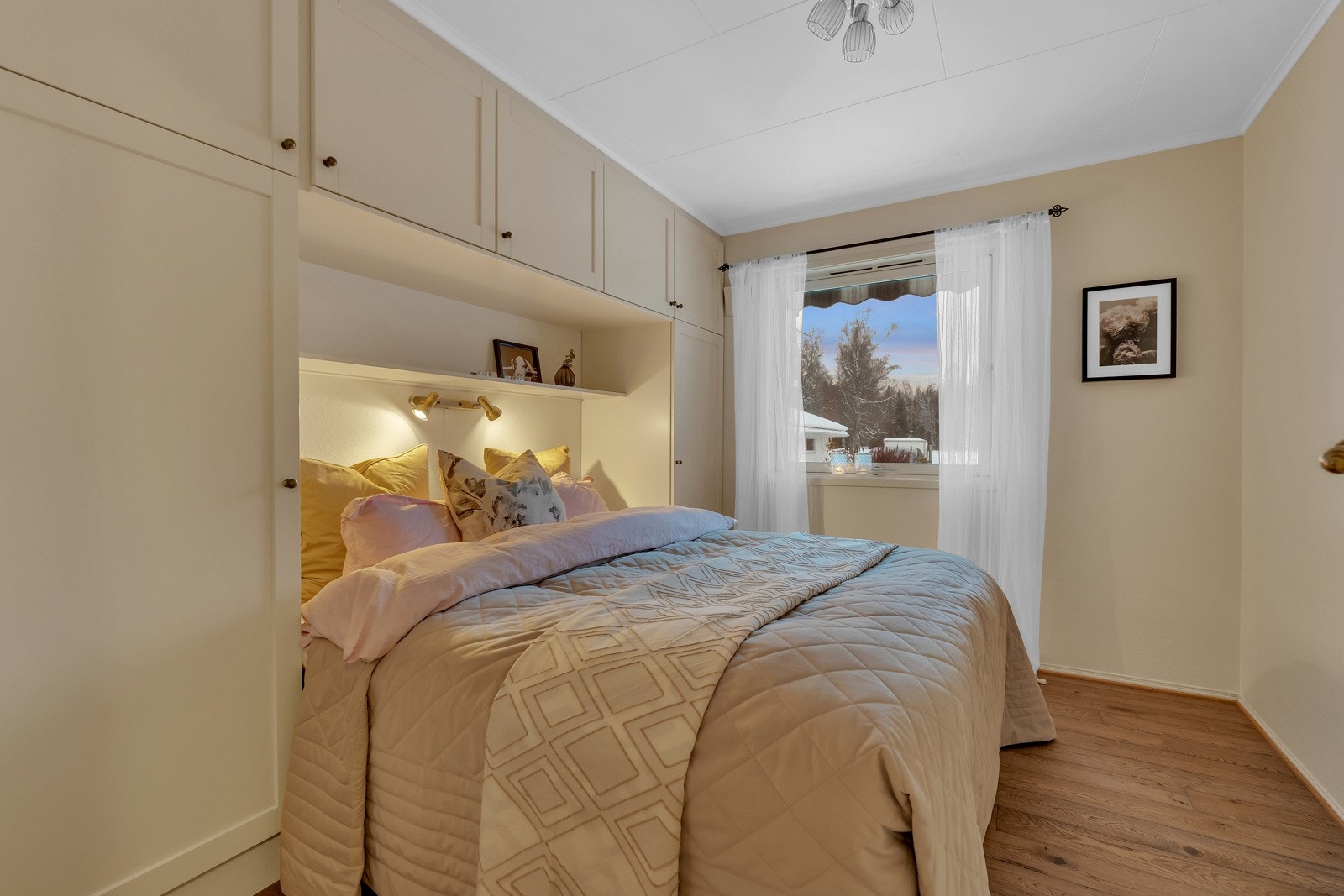 Soverom to er holdt i de samme fargetonene som soverom en. Rommet har hylle og plassbygd garderobeskap på den ene veggen, med rom for å plassere sengen i midten. Galleribilde