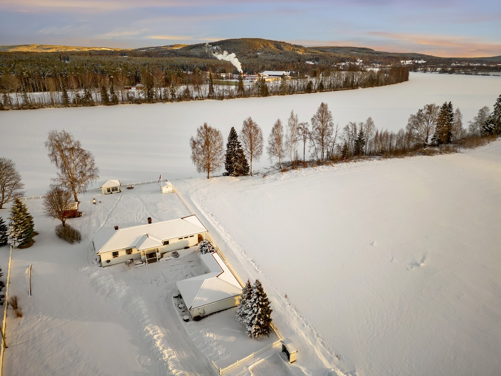 Fra boligen er det ca. 15 min med bil til Årnes sentrum, hvor du får alt du trenger av servicetilbud. Her finner du Årnes AMFI med alt av fasiliteter. For ytterligere tilbud er det kun 13 minutter inn til Skarnes sentrum, som også byr på det meste. Galleribilde