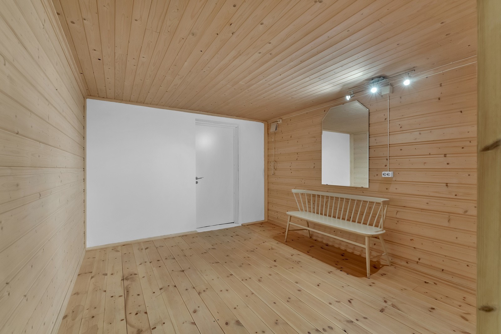 Boligen har flere innredede rom og uinnredede rom i kjelleren. I tillegg har boligen fire boder som er ypperlige for oppbevaring av diverse utstyr og sesongtøy. Boligen har også et teknisk rom. Galleribilde