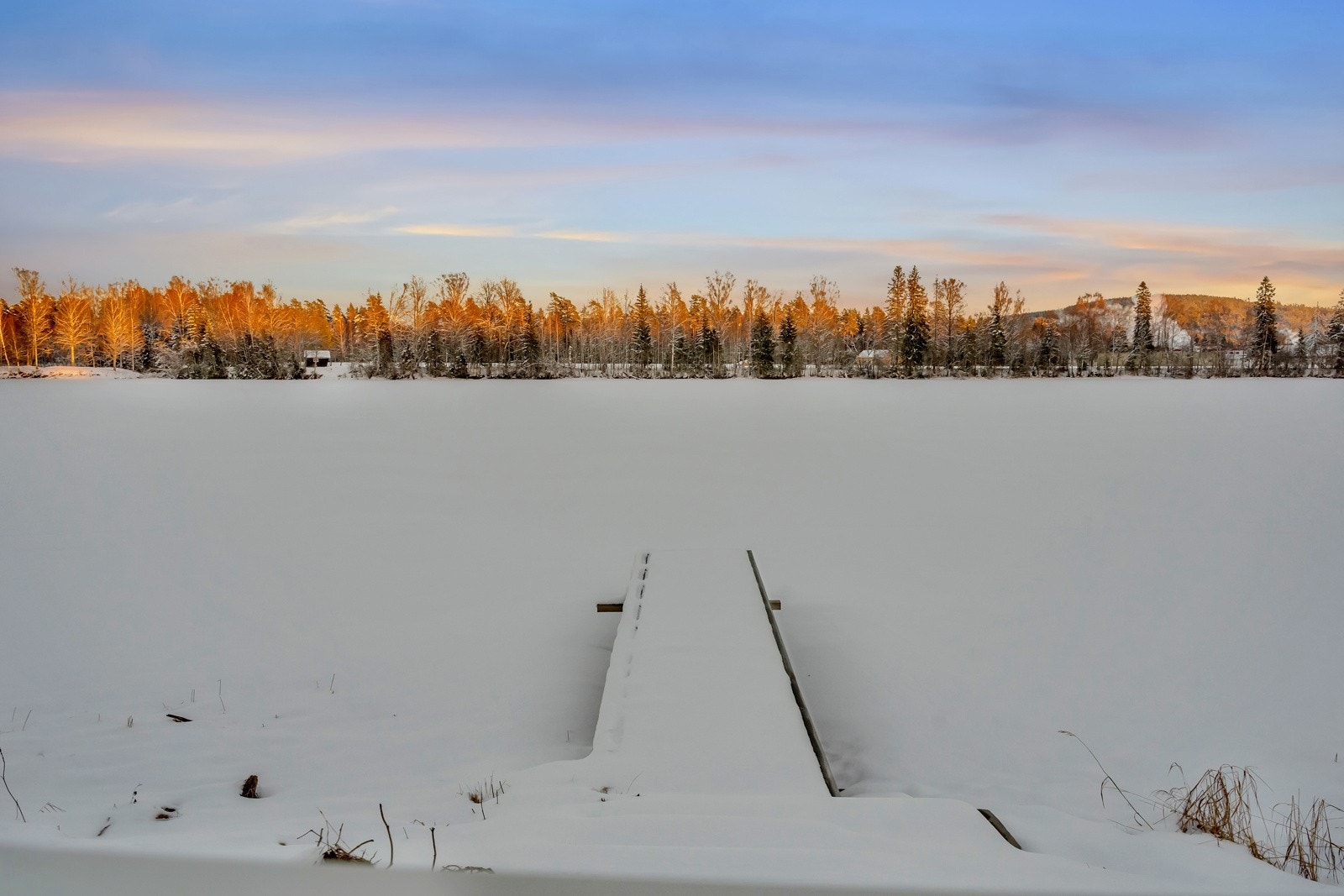 Nede ved vannet har boligen en helt egen privat brygge og badeplass. Et herlig sted å kjøle seg ned på varme sommerdager. Galleribilde