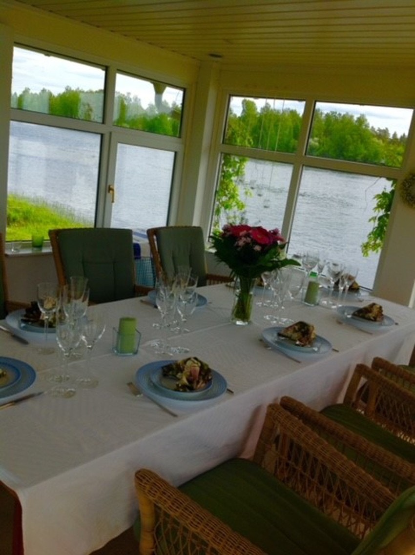 Sommerbilder tatt av selger- Duket for selskap i lysthuset. Galleribilde