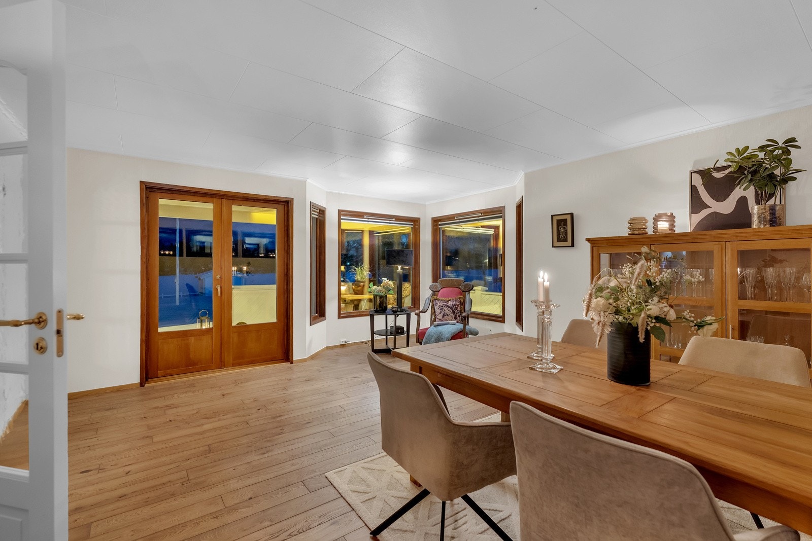 I boligens ytterste stue gir doble terrassedører deg adkomst til en sydøstvendt terrasse på ca. 23 Kvm. Her kan måltidene nytes i sommerværet, med langstrakt utsikt over vannet. Galleribilde