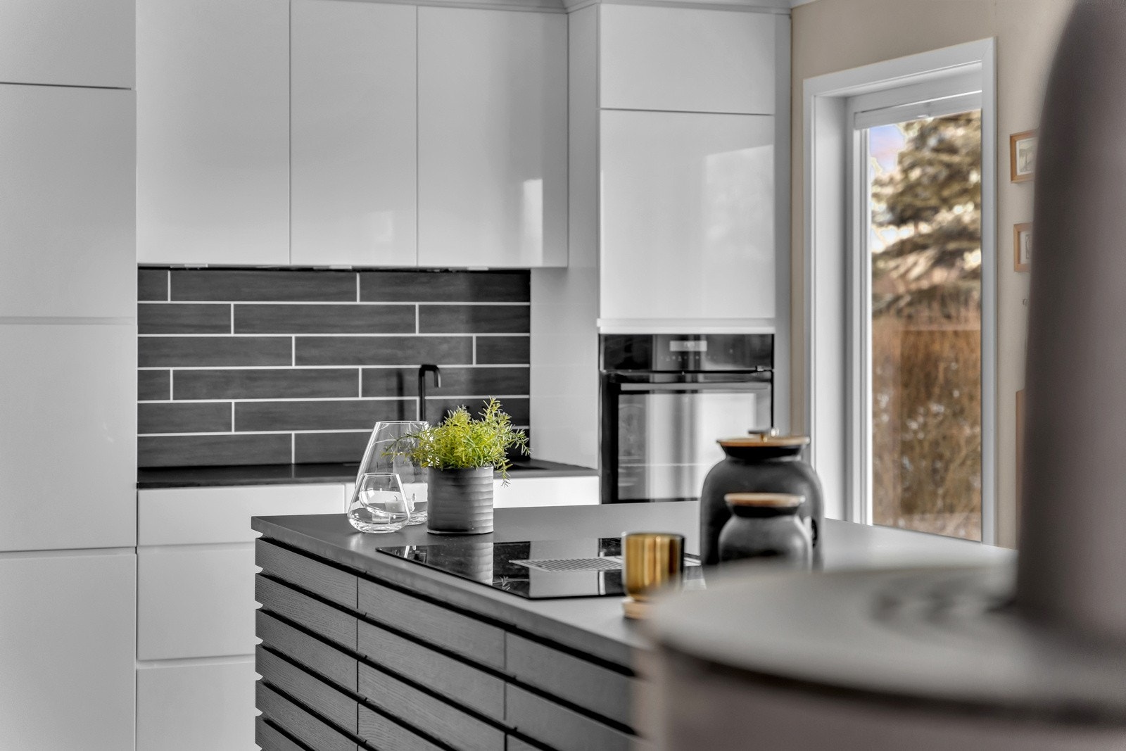 Kjøkkenet har stekeovn, oppvaskmaskin og kjøl/frys som alle er integrert i innredningen. Galleribilde