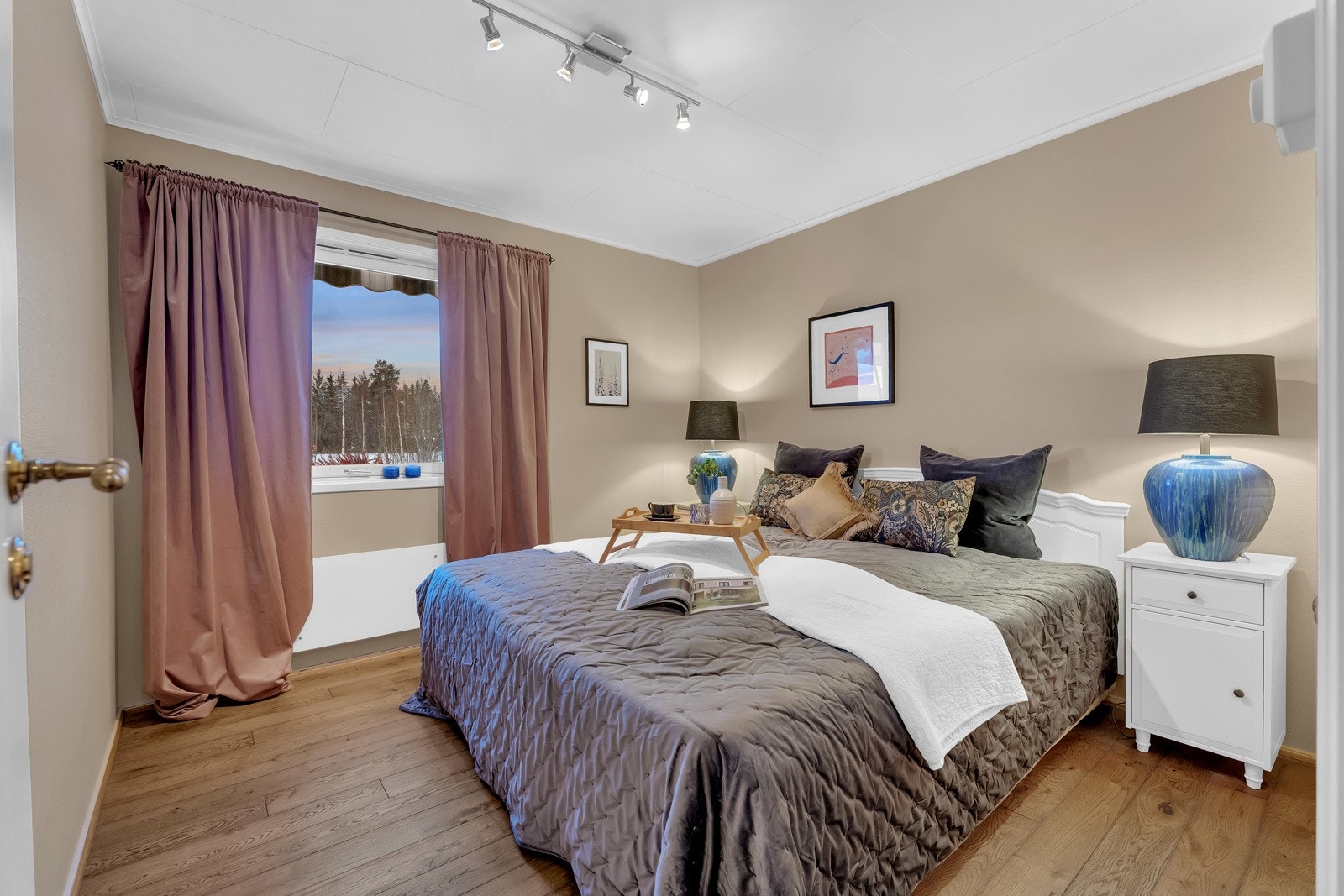 Hovedsoverommet ligger i 1.etasje. Rommet er romslig i størrelsen og har god plass til stor seng og ytterligere ønsket møblement. Soverommet har et stort garderobeskap. Galleribilde