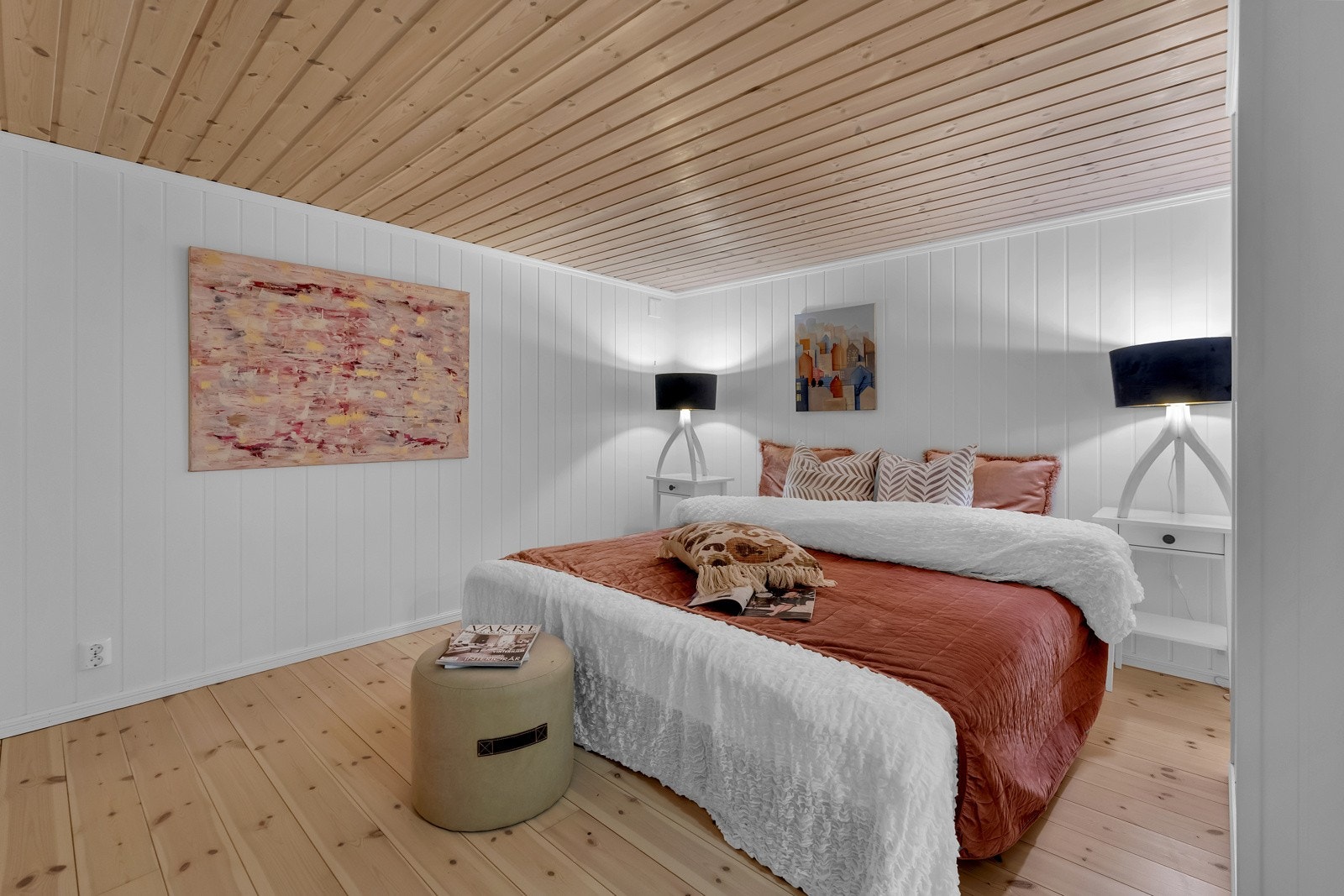 Soverom fire ligger i boligens kjeller og er veldig romslig i størrelsen. Soverommet er perfekt å benytte som familierom eller ungdomsavdeling. Galleribilde