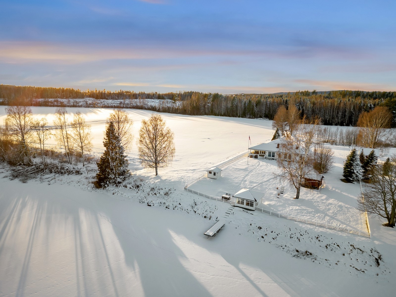 Boligen har også et lite dukkehus på 6 kvm hvor barna kan leke og kose seg. I tillegg ligger det et stabbur på tomten på 7 Kvm, som kan benyttes til lagring av mat, oppbevaring av utstyr og lignende. Galleribilde