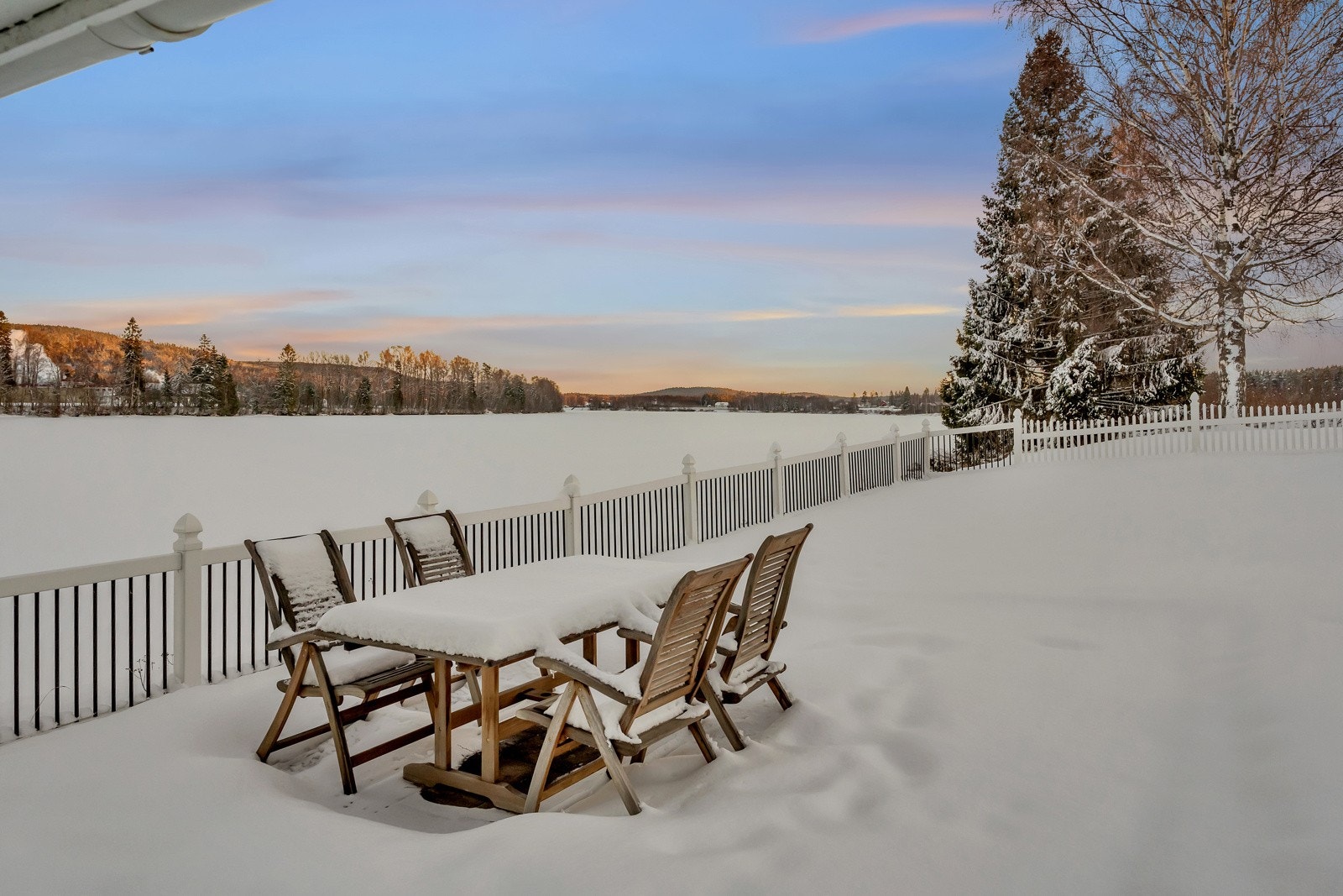 Boligens store tomt og mange flotte uteplasser byr på sol fra morgen til kveld. Hage arealet byr på plass til barnas lekeaktiviteter som f.eks. fotball, trampoline, basseng, huskestativ osv. Galleribilde