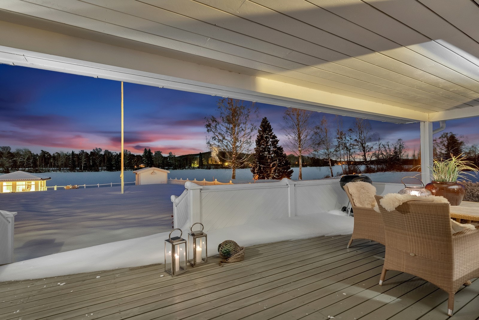 Med adkomst fra stuen har boligen en romslig sydøstvendt terrasse på ca. 23 Kvm. Terrassen er vendt mot vannet og også herfra kan utsikten og naturomgivelsene nytes. Galleribilde