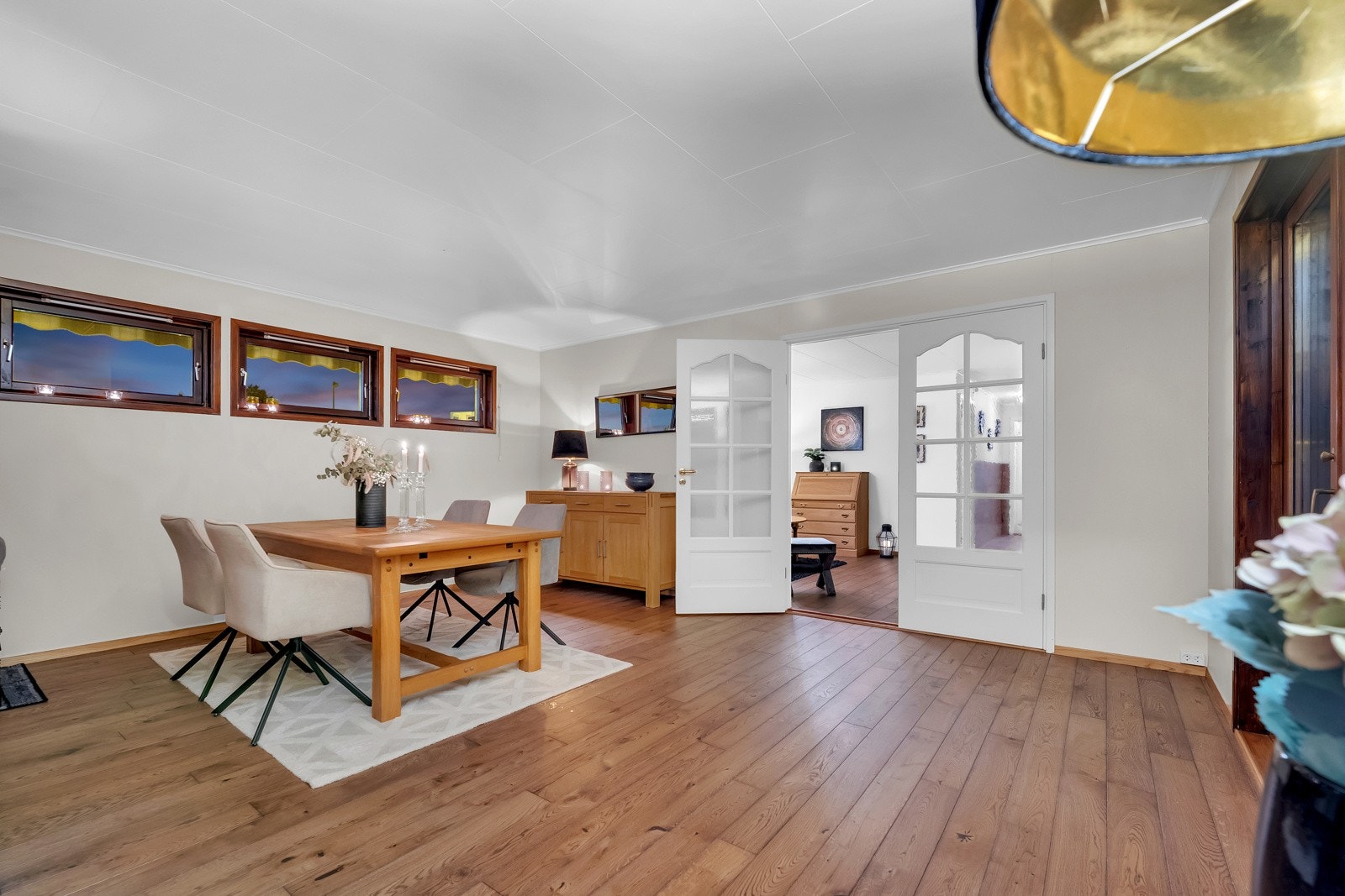 Den praktiske planløsningen gjør at det enkelt kan innredes til spisestue enten i tilknytning til kjøkkenet eller i den ytterste stuen. Galleribilde