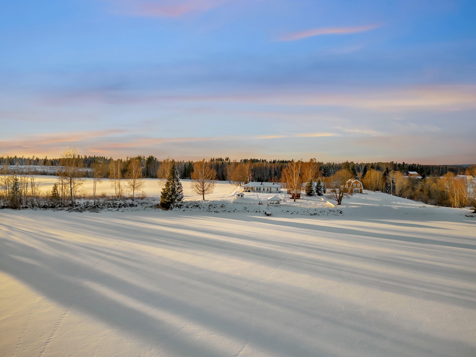 Boligens landlige omgivelser byr på gode tur- og friluftsmuligheter og kort vei til turstier og skiløyper. På tomten er det to 9 meter høye lysmaster som lyser opp en " gressbane", perfekt for uteaktiviteter på kvelden. Galleribilde