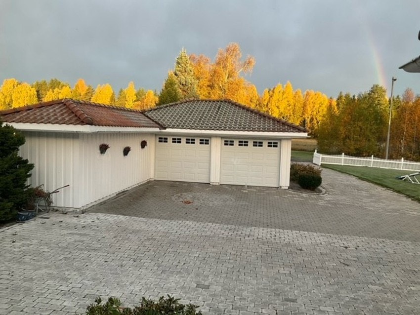 Boligen har en dobbel garasje på 54 Kvm. Garasjen har elektriske leddporter for åpning og lukking. I tilknytning til garasjen finnes også en bod til oppbevaring av hageutstyr og annet. (selgers bilde) Galleribilde