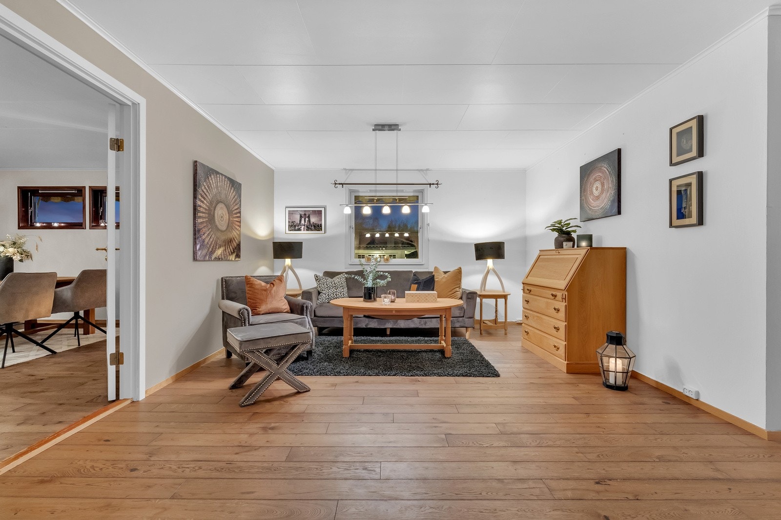 Stuen ligger med åpen løsning til kjøkkenet. Boligen har en stor og romslig spisestue/stueavdeling i 1.etasje med doble dører i mellom rommene. Galleribilde