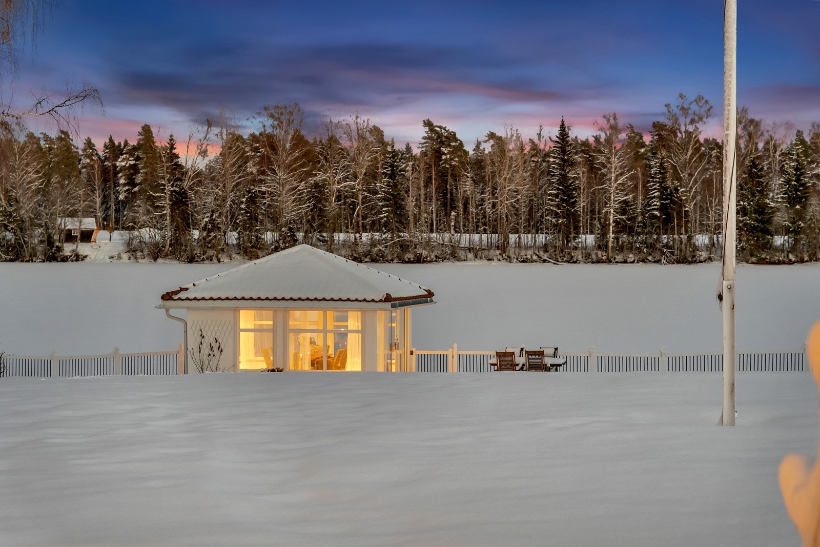 Tomten er romslig og byr på flere herlige fasiliteter. Blant annet et koselig lysthus på 18 Kvm. Her kan det innredes med en hyggelig sittegruppe og du kan sitte å nyte det idylliske landskapet i all slags vær. Galleribilde