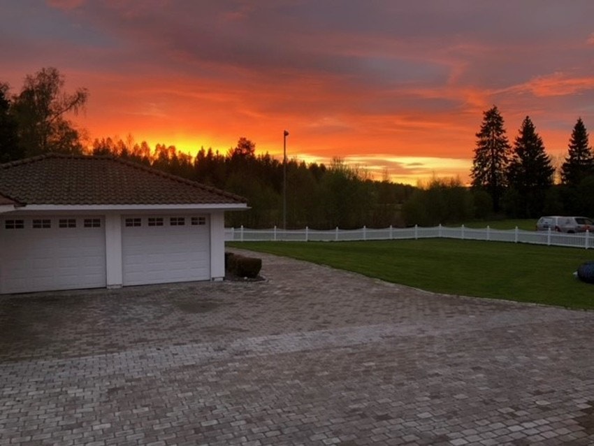 Sommerbilder tatt av selger- Herlig solnedgang sett fra boligens gårdplass. Galleribilde