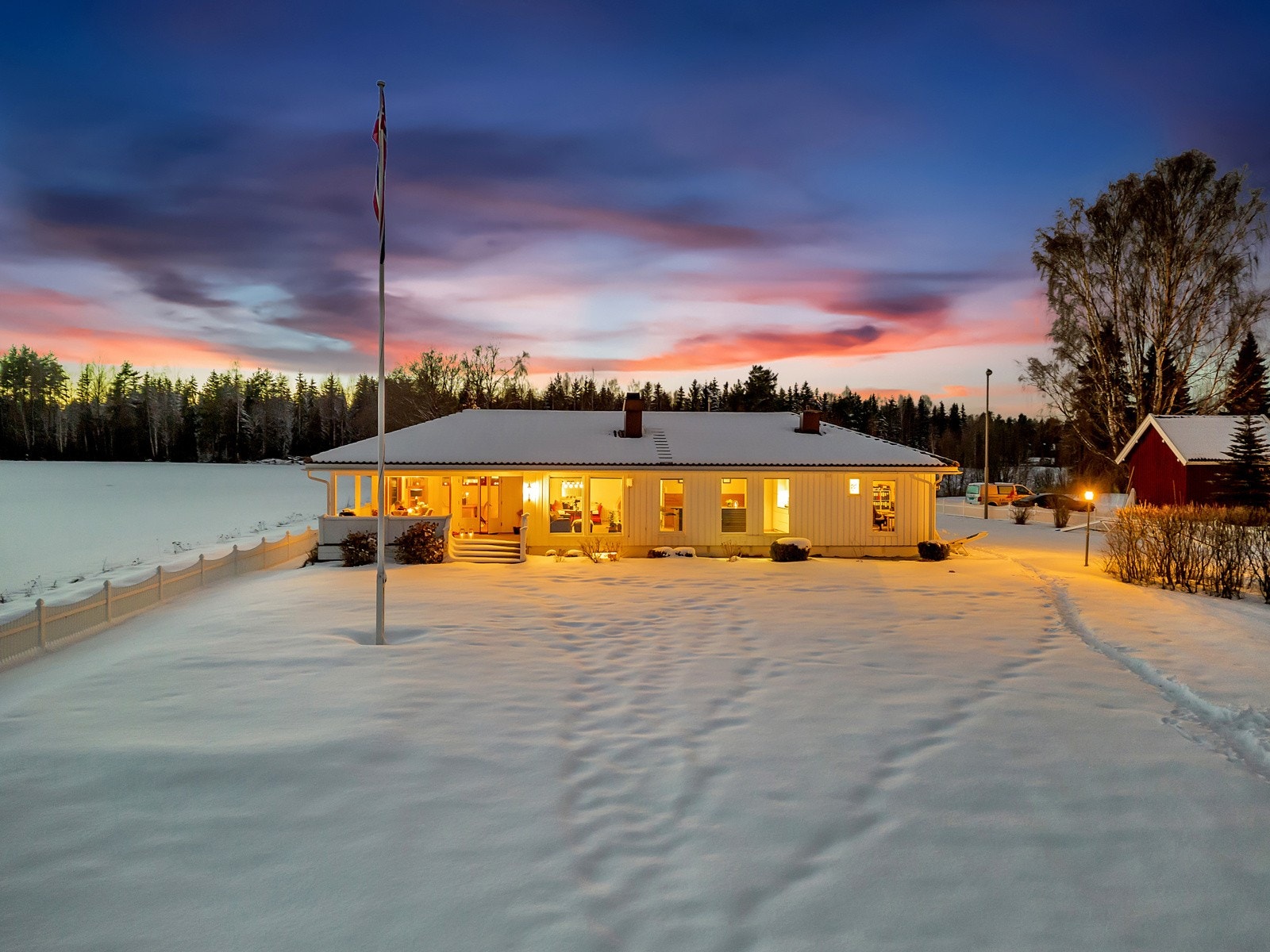 Eiendommen ligger på Oppaker, i Nes kommune. Her ligger boligen landlig og usjenert til, og har kort vei til det meste. Blant annet skoler, barnehager, Årnes sentrum, daglivarehandel, mm. Galleribilde