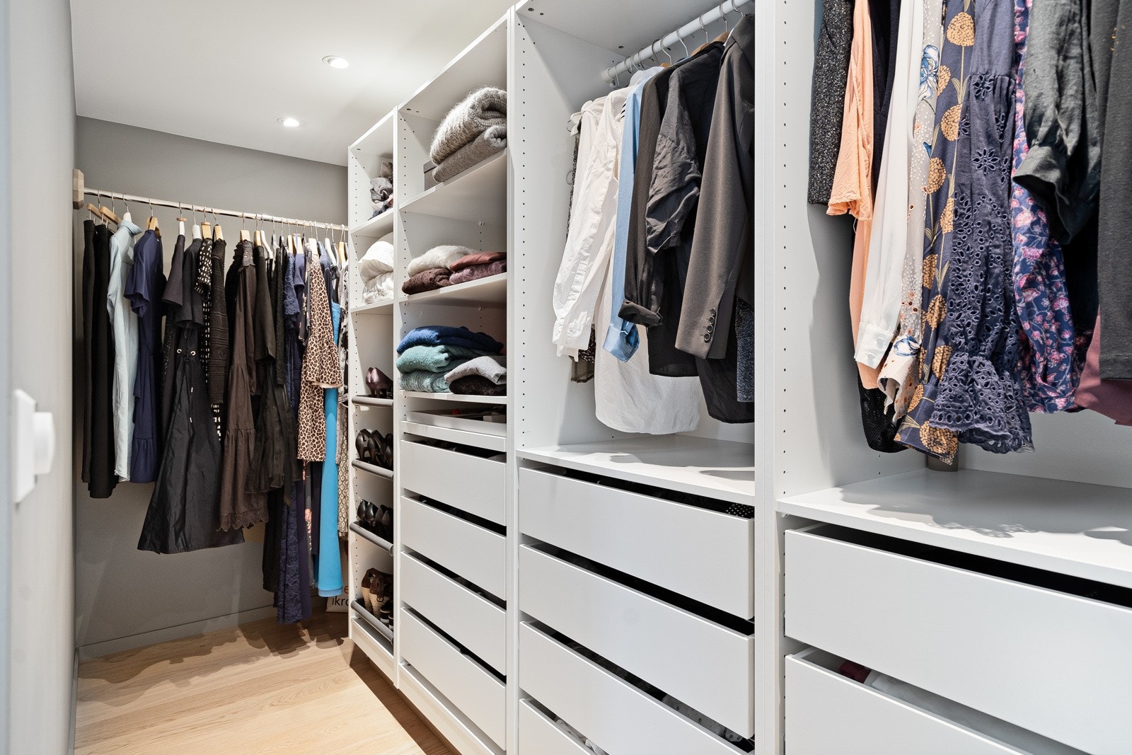 Garderoberom/walk-in closet i tilknytning til master-bedroom Galleribilde