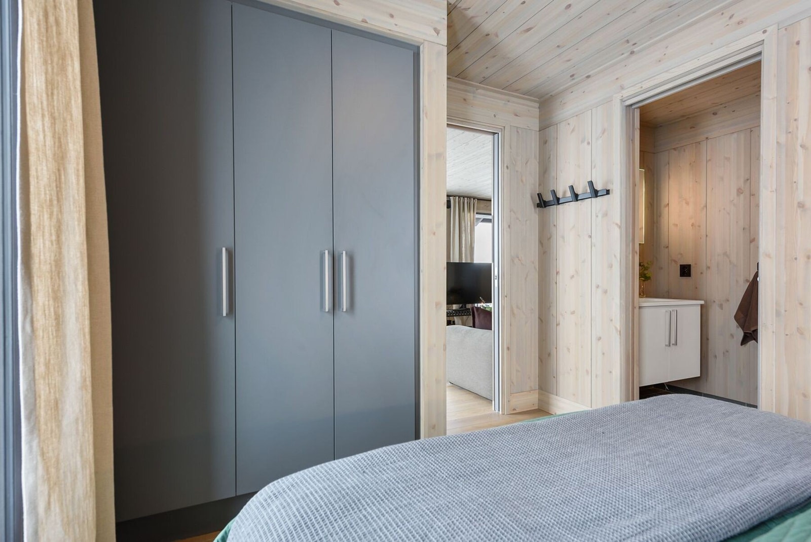 Fra hovedsoverom er det tilgang til eget bad. Galleribilde